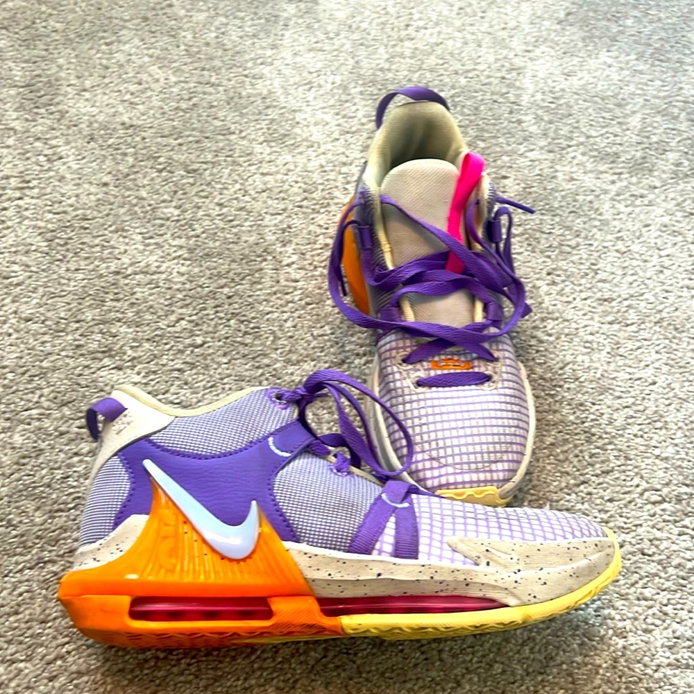 LaBron Big Kid Basketball Shoes. Size 6. Great condition. Outgrew quickly.